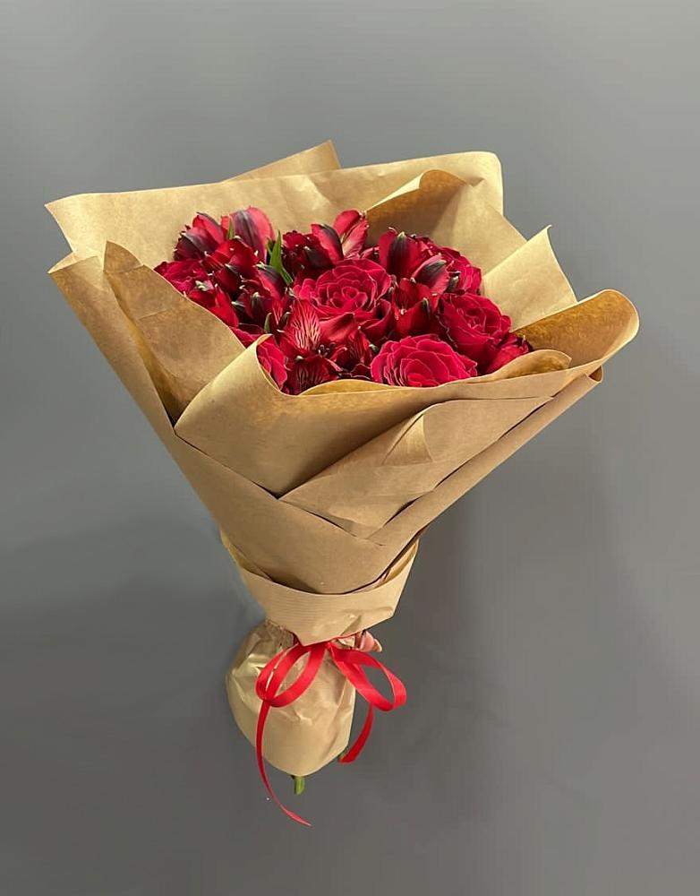 Букет цветов из: Альстромерии и Розы в Пересвете