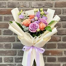 Букет цветов из:  Лизиантусы и Розы в Пересвете