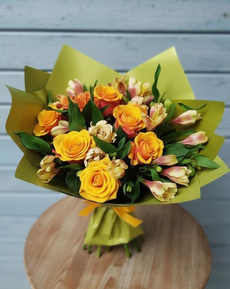 Букет цветов из: Альстромерии и Розы в Пересвете