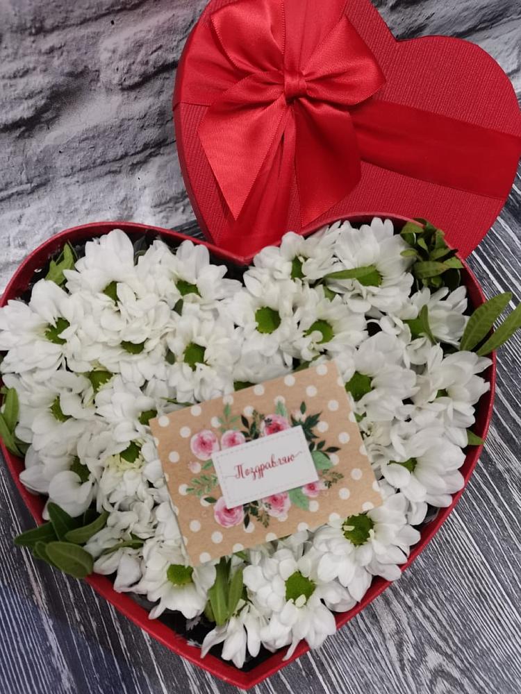 Цветочная композиция из Хризантемы в виде сердца в Пересвете