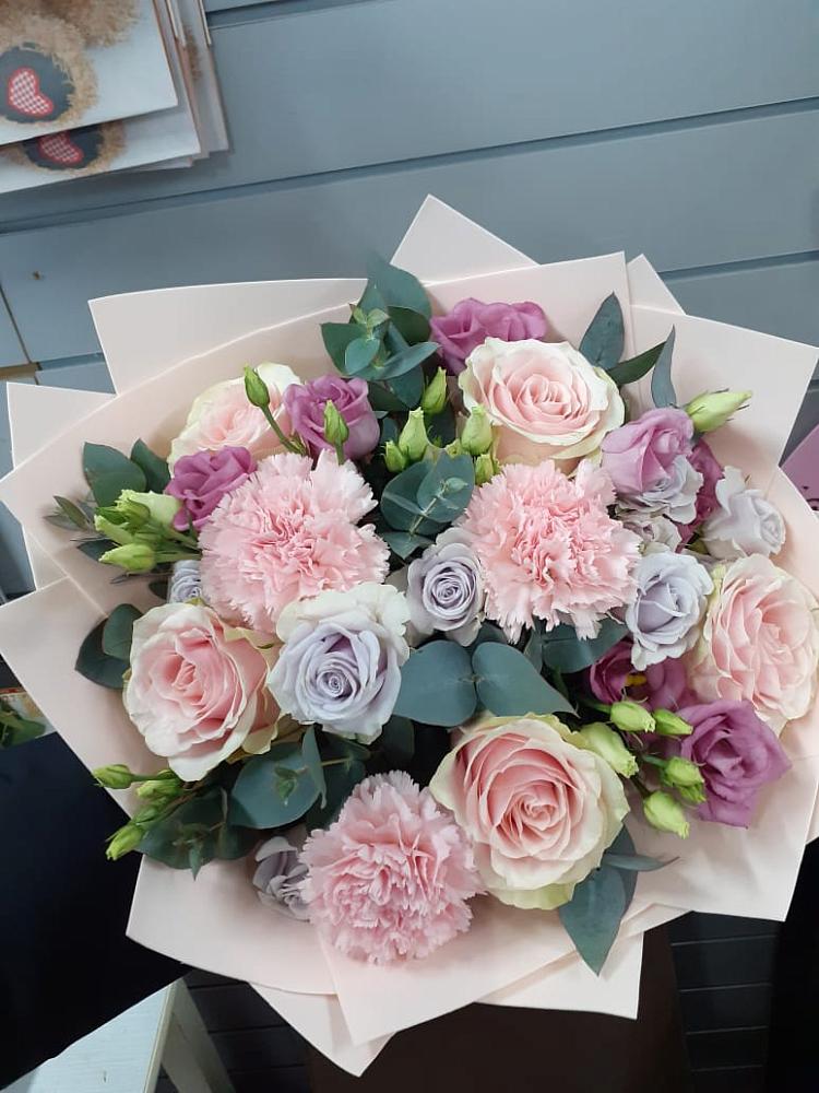 Букет цветов из: Розы, Гвоздики и Лизиантусы в Пересвете