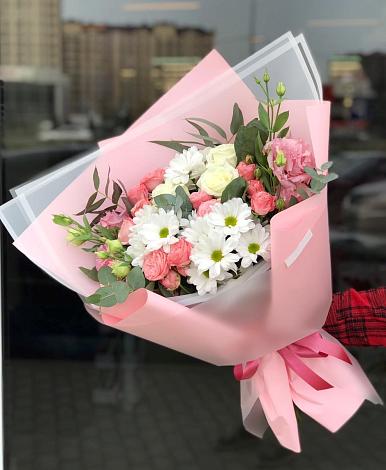 Букет цветов из: Розы, Лизиантусы и Хризантемы в Пересвете